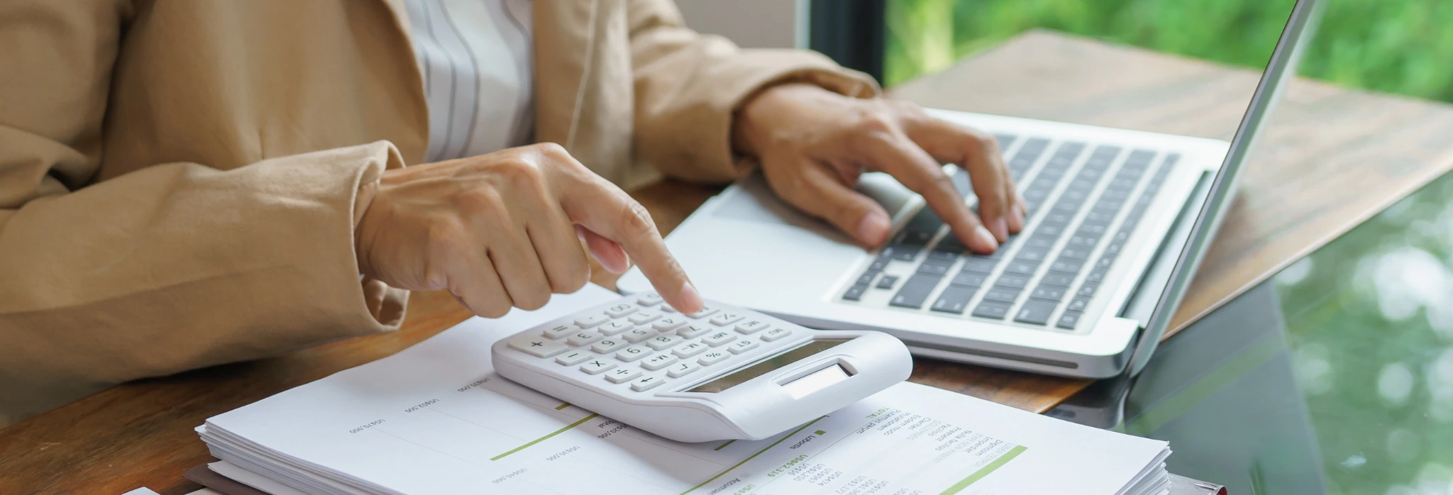 Φορήτος υπολογιστής σε τράπεζι με κομπιουτεράκι.