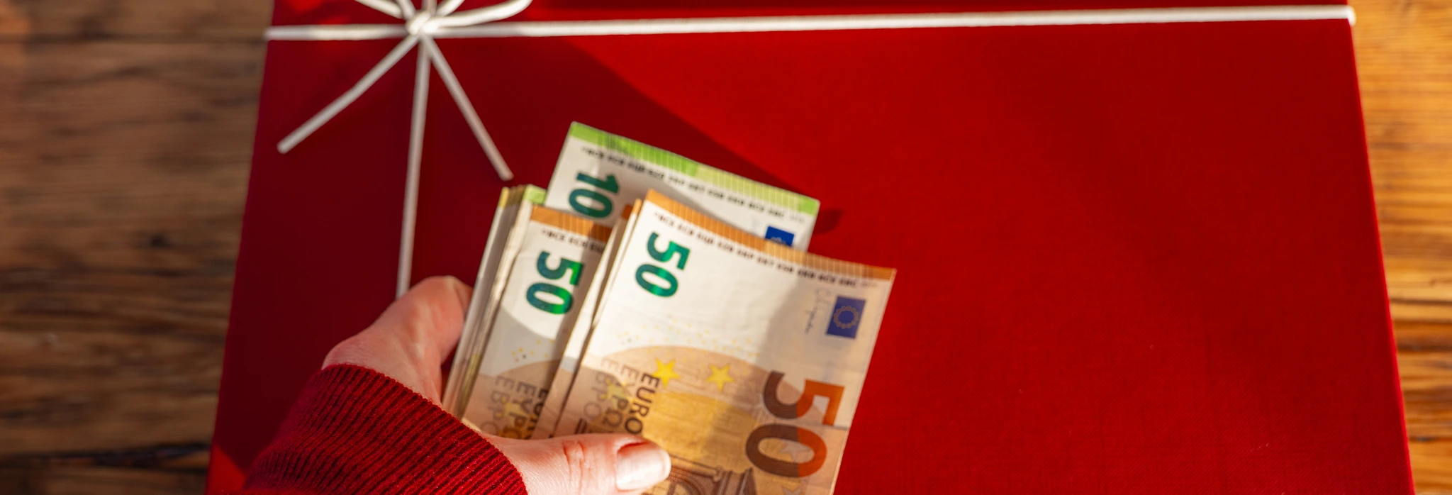 Δώρο και χαρτονομίσματα.
