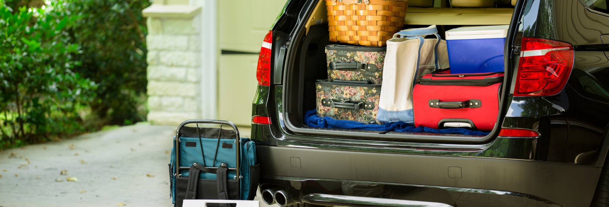 Πορτμπαγκάζ αυτοκινήτου με βαλίτσες.