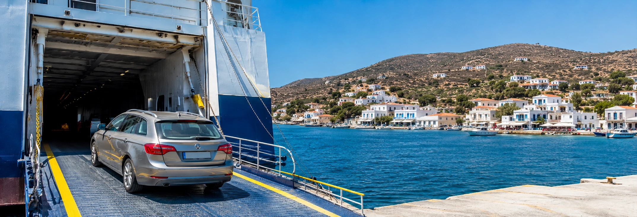 Αυτοκίνητο μπαίνει σε πλοίο σε νησί.