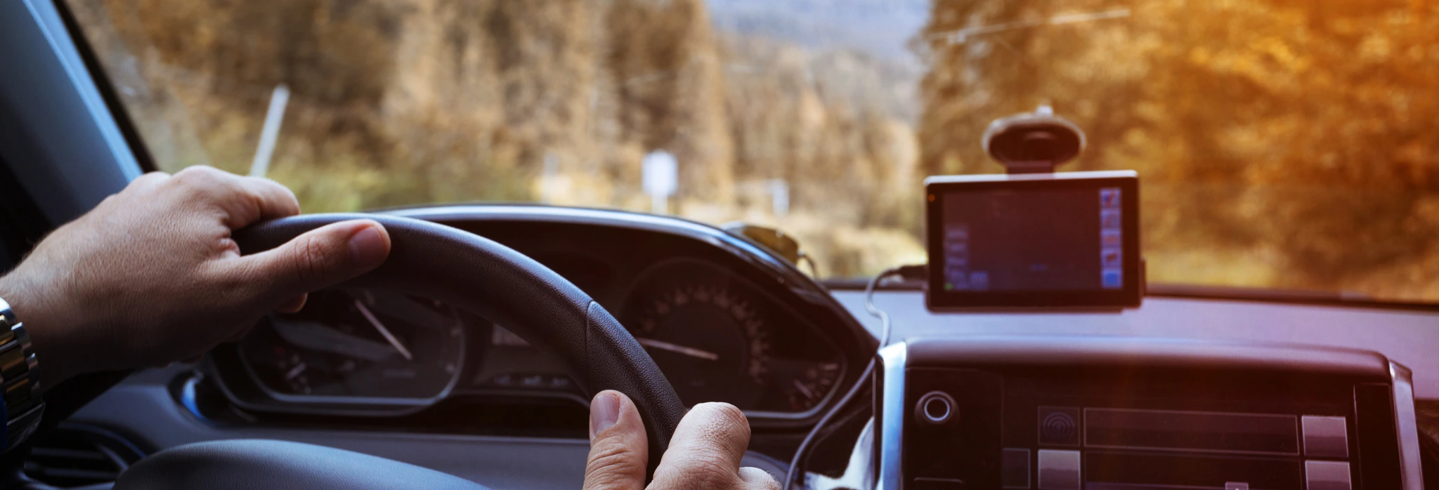 Χέρια οδηγού πάνω στο τιμόνι.